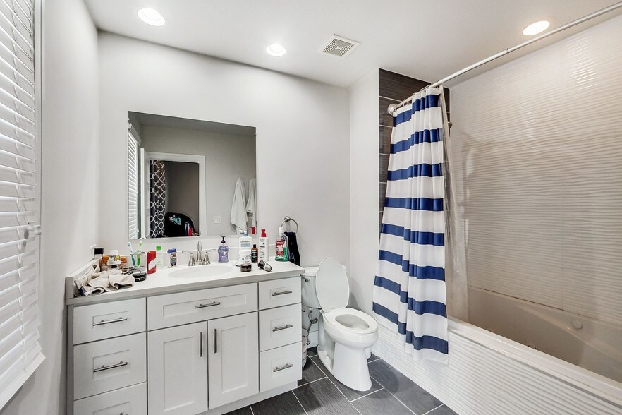 More Photos Of 2636 N Lincoln Ave, Chicago Apartments For Lease