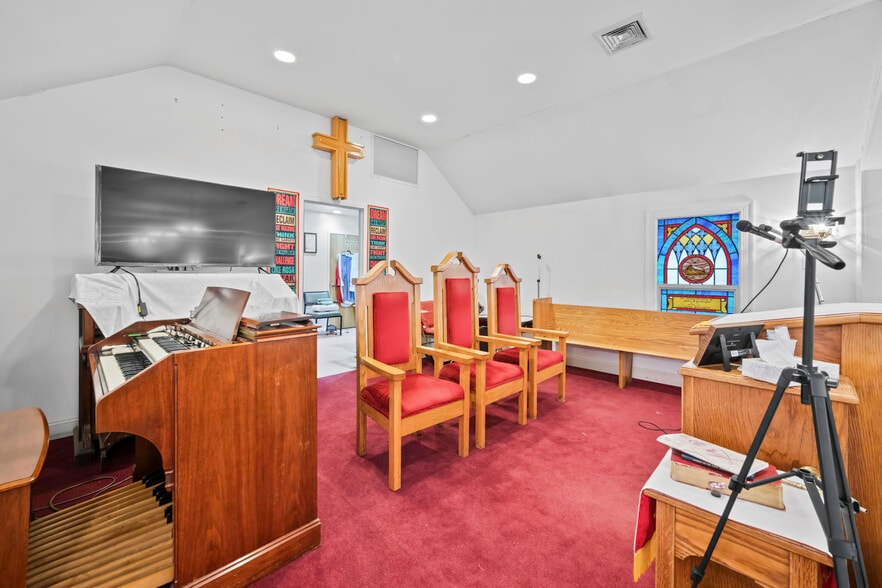 More Photos Of 109 Roslyn Rd, Roslyn Heights Religious Facility For Lease