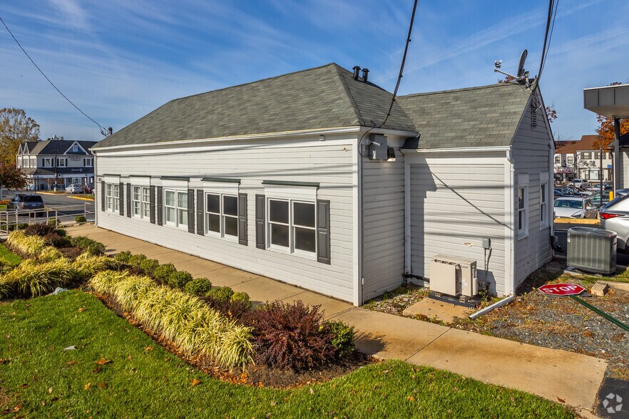 More Photos Of 9822 Falls Rd, Potomac Bank For Lease