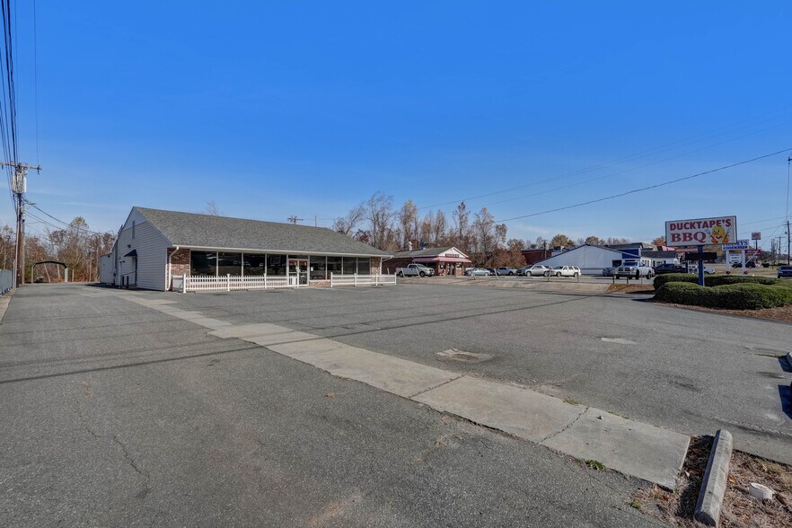 More Photos Of 247 W Kings Hwy, Eden Storefront Retail Office For Sale