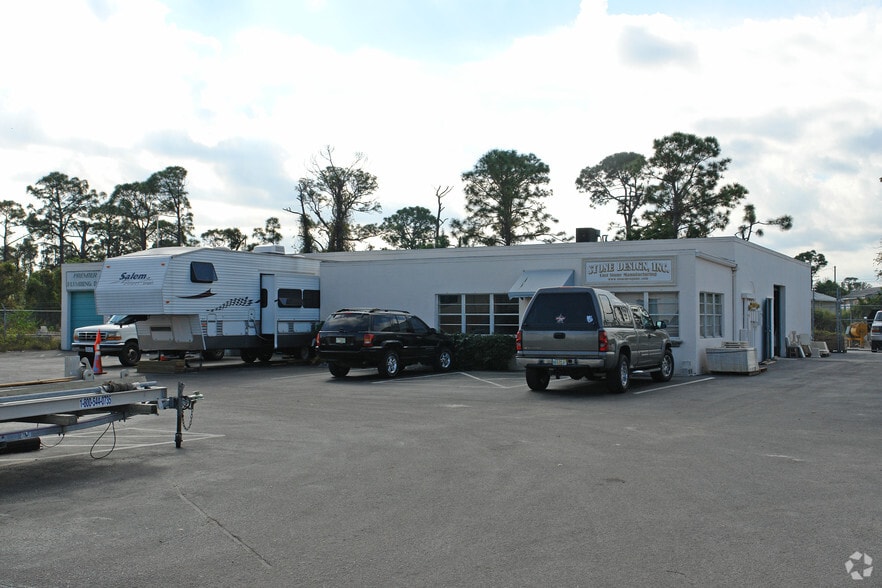 Primary Photo Of 102-152 NE Dixie Hwy, Stuart Warehouse For Lease