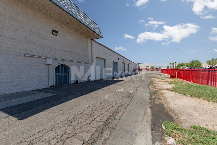 More Photos Of 5325 S Valley View Blvd, Las Vegas Warehouse For Lease