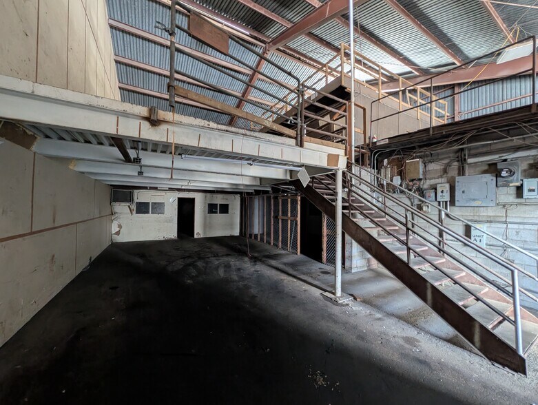 More Photos Of 192-212 Mohonua Pl, Honolulu Warehouse For Lease
