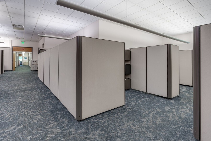 More Photos Of 3825 Columbus Rd, Granville Business Park For Lease
