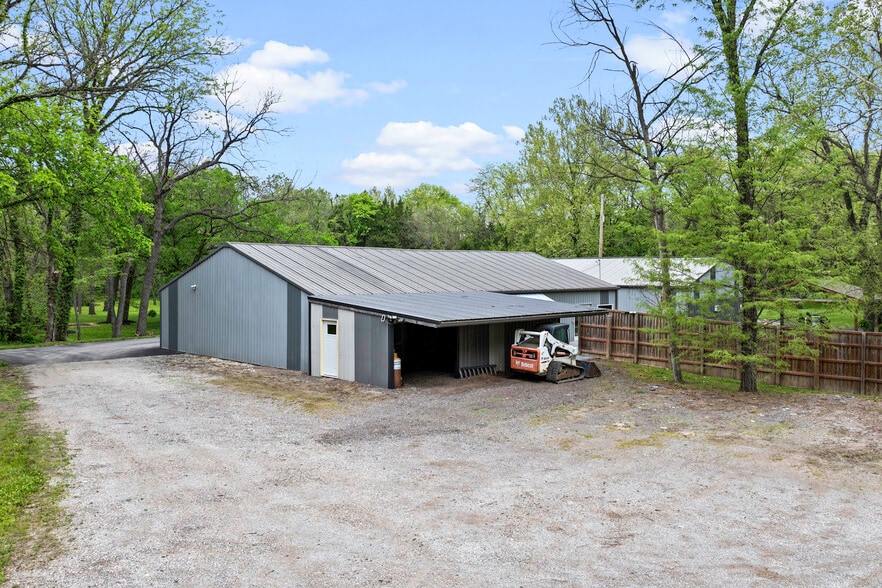 More Photos Of 11155 Hubbard Rd, Kansas City Flex For Sale