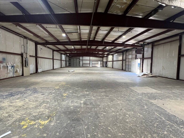 More Photos Of 220 S Alliance Ct, Oklahoma City Manufacturing For Lease