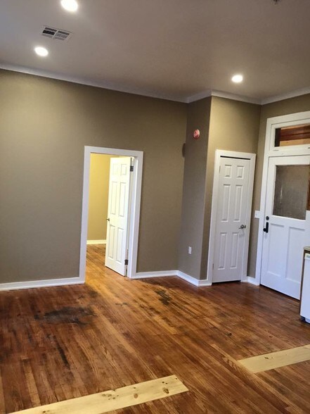 More Photos Of 200 W Main St, Marietta Storefront Retail Residential For Sale