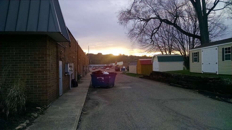 More Photos Of 300-499 Downtowner Plz, Coshocton General Retail For Sale