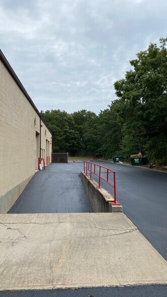 More Photos Of 1529-1557 Lincoln Ave, Holbrook Warehouse For Lease