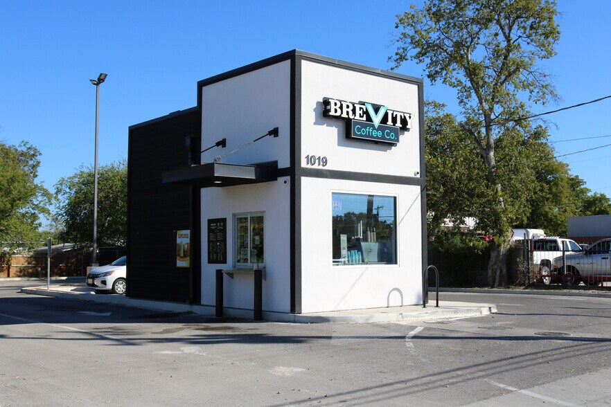 More Photos Of 1019 SW Military Dr, San Antonio General Retail For Sale