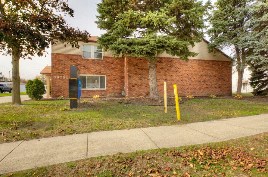More Photos Of 36050 Goddard Rd, Romulus Auto Repair For Sale