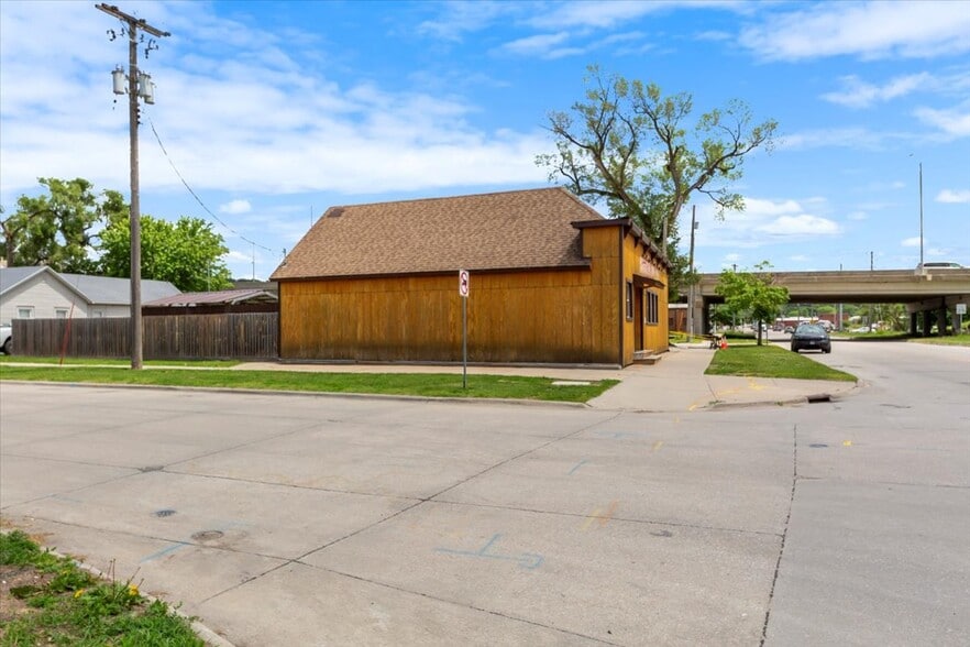 More Photos Of 626 16th Avenue, Council Bluffs General Retail For Sale