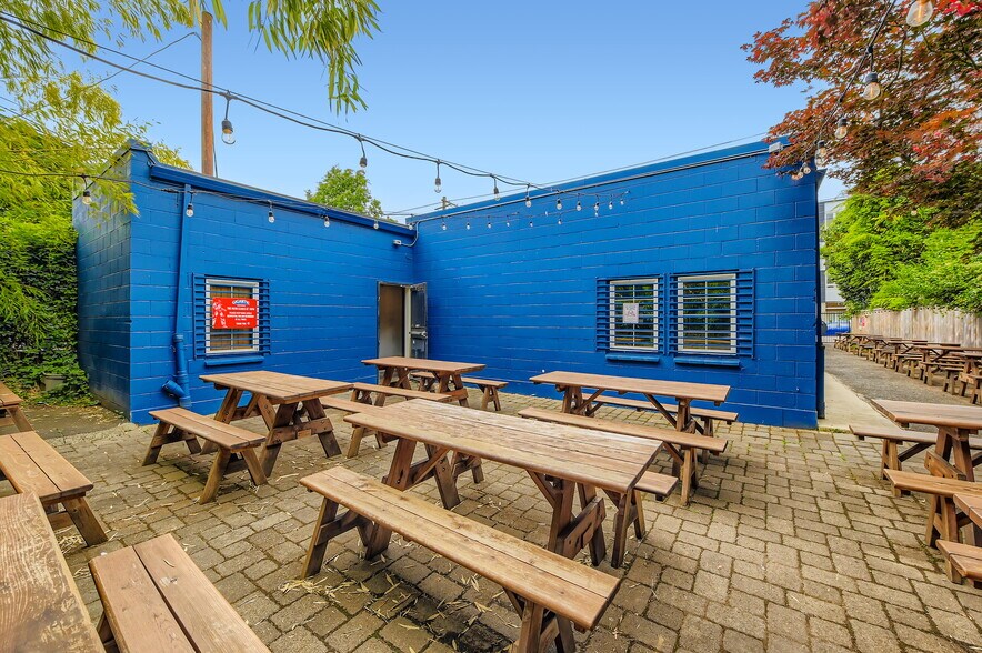 More Photos Of 4343 SE Hawthorne Blvd, Portland Restaurant For Sale
