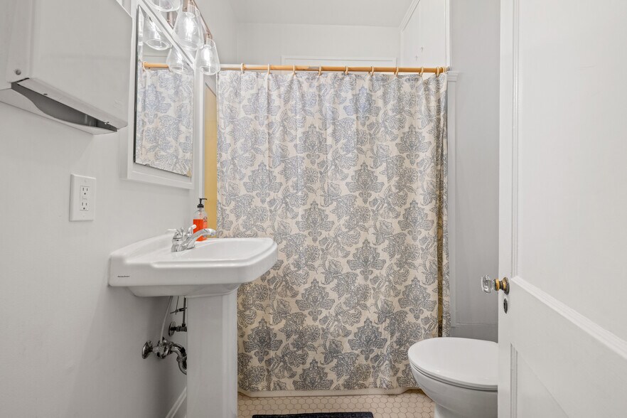 More Photos Of 520 E Maxwell St, Lexington Office For Sale