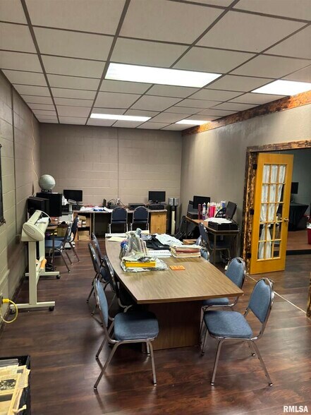More Photos Of 1850 S Bluff Blvd, Clinton Schools For Sale