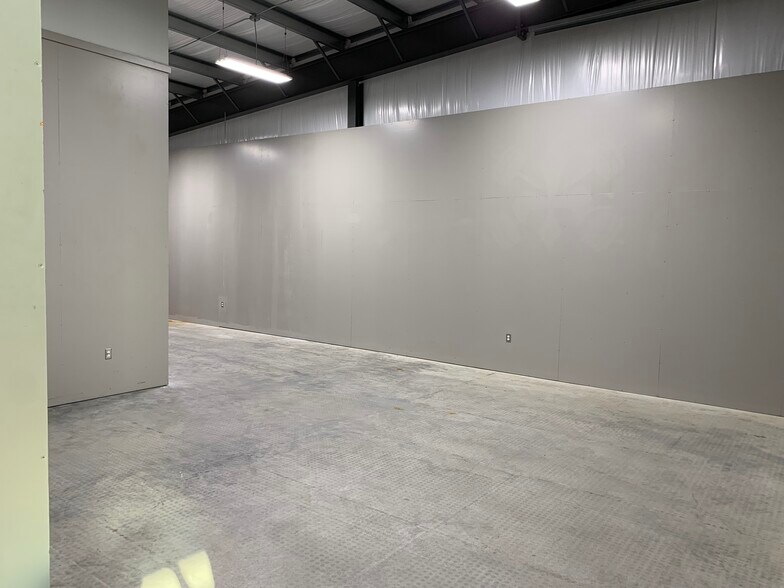 More Photos Of 12110 S Harrells Ferry Rd, Baton Rouge Showroom For Lease