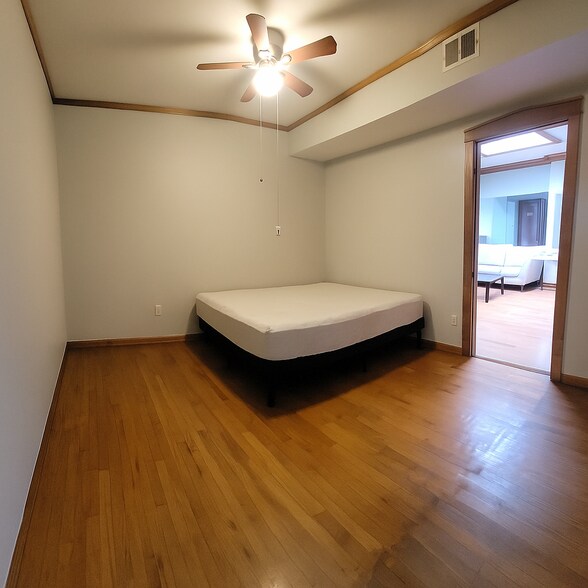 More Photos Of 2556 W Lawrence Ave, Chicago General Retail For Lease