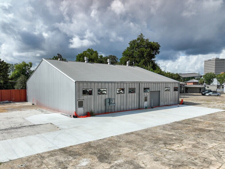 More Photos Of 124 E Cypress St, Lafayette Warehouse For Lease