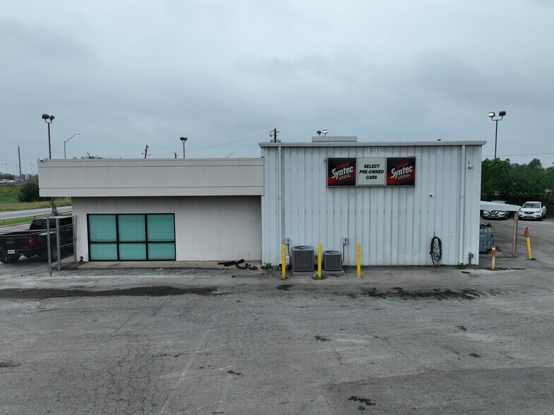 More Photos Of 6415 E US HWY 290, Austin Showroom For Lease