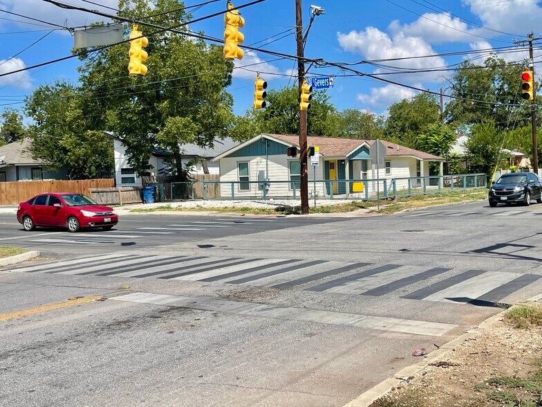 More Photos Of 629 S Gevers St, San Antonio Office For Sale