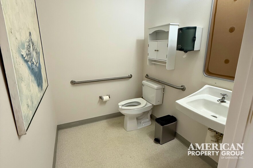 More Photos Of 7610-7630 Matoaka Rd, Sarasota Warehouse For Lease