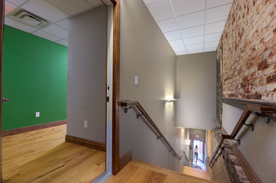 More Photos Of 119 N Main St, Mooresville Storefront Retail Office For Lease