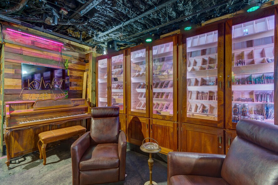 More Photos Of 135 Duval St, Key West Bar For Lease