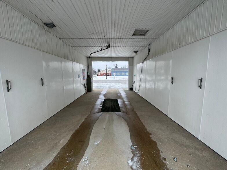 More Photos Of 19162 Huron River Dr, New Boston Specialty For Sale