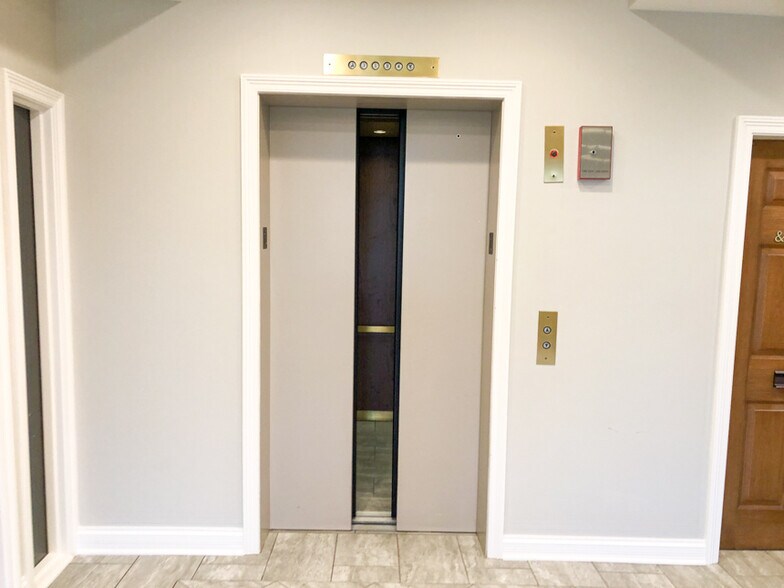 More Photos Of 1121 E Main St, St Charles Office Residential For Lease