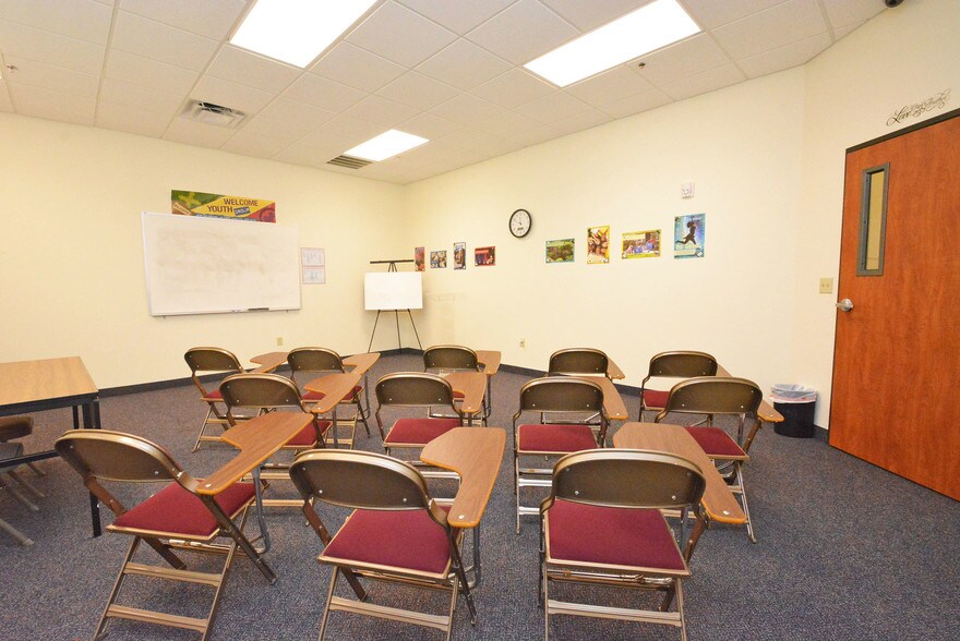 More Photos Of 8955 South Fwy, Houston Schools For Lease