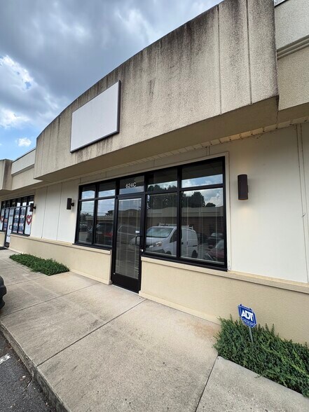 More Photos Of 624 Guilford College Rd, Greensboro Office For Lease