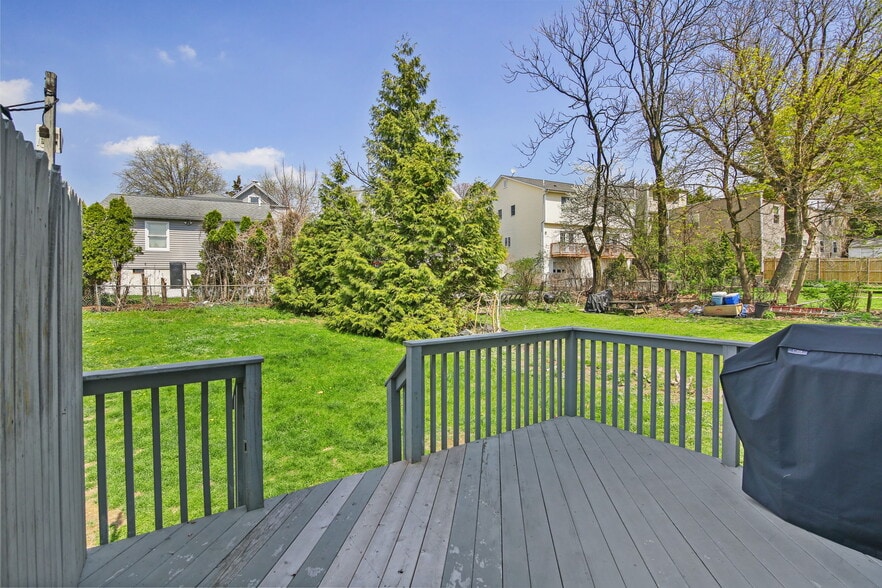 More Photos Of 21 Division St, Greenwich Multifamily For Sale