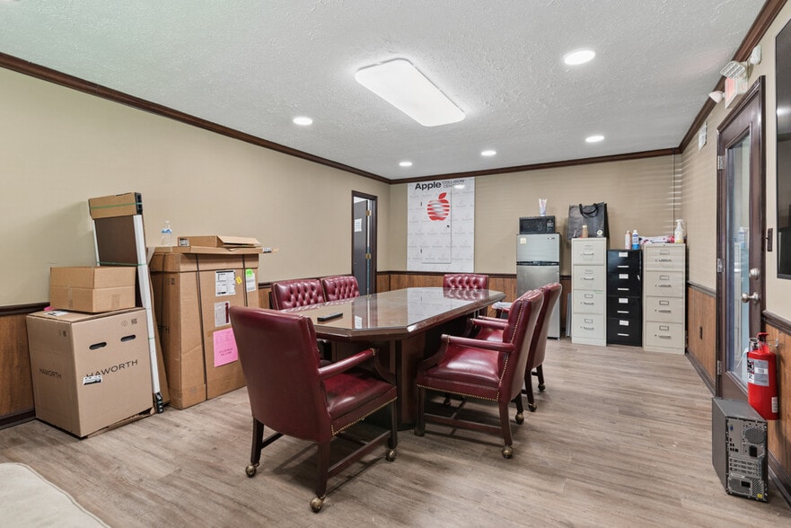 More Photos Of 103-107 Mallard Dr, Hendersonville Warehouse For Sale