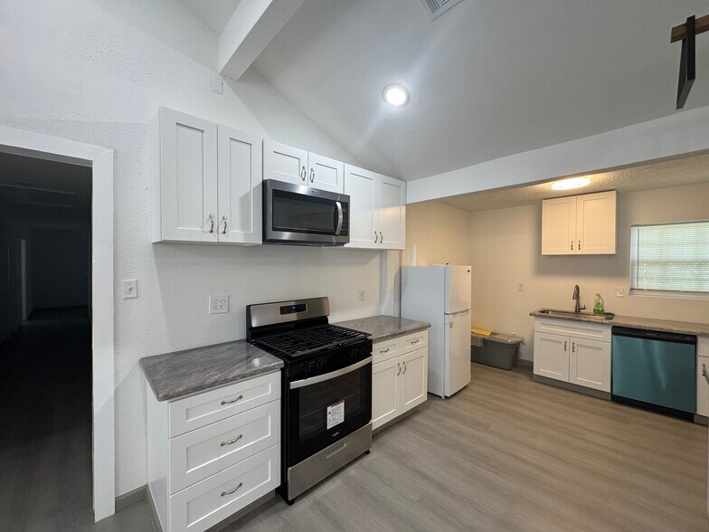 More Photos Of 2924 Byley Blvd, Orange Assisted Living For Lease