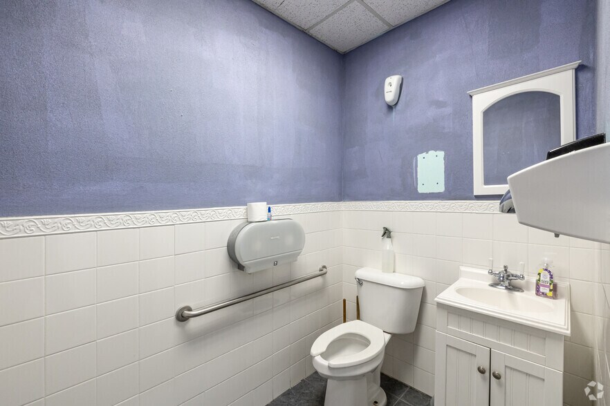 More Photos Of 200 SW Regional Airport Blvd, Bentonville General Retail For Sale