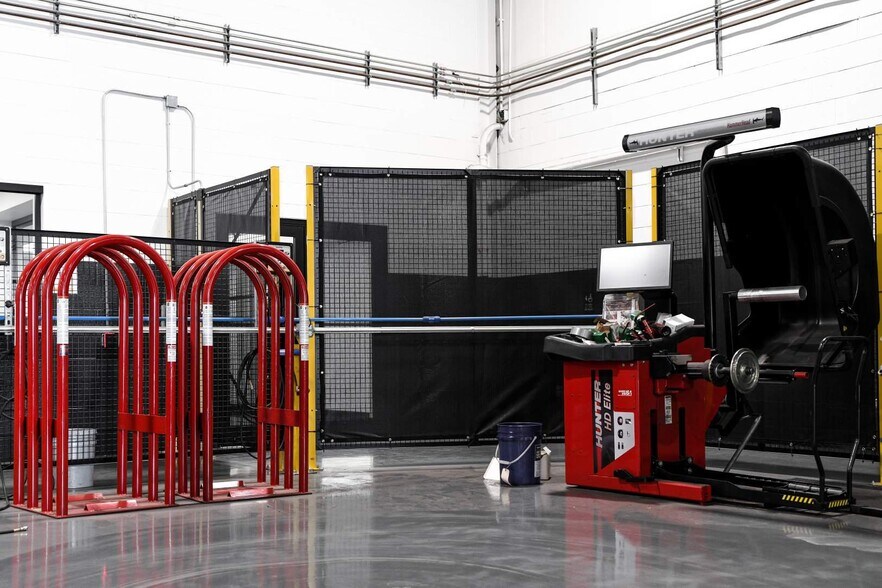 More Photos Of 6363 W 73rd St, Bedford Park Manufacturing For Lease