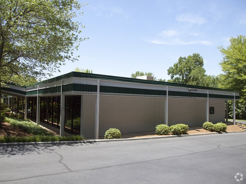 More Photos Of 25 Woods Lake Rd, Greenville Unknown For Lease
