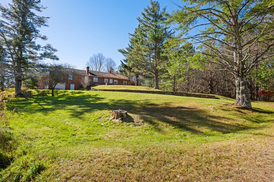 More Photos Of 986 Ransom St, Blowing Rock Hotel For Sale