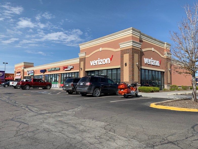 More Photos Of 840 N Kinzie Ave, Bradley Storefront For Lease