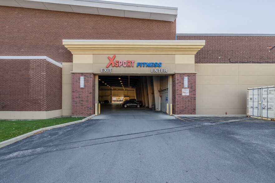 More Photos Of 3450-3464 W Touhy Ave, Skokie Warehouse For Lease