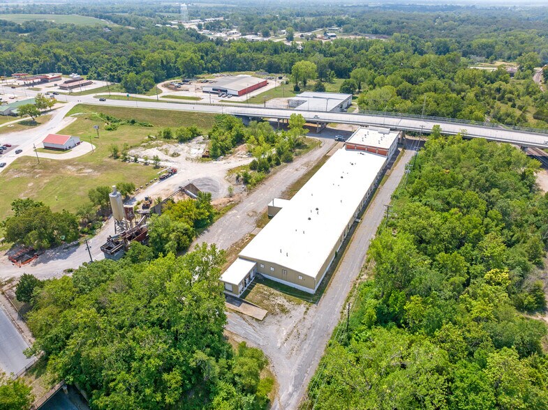 More Photos Of 713 E Austin Blvd, Nevada Warehouse For Lease