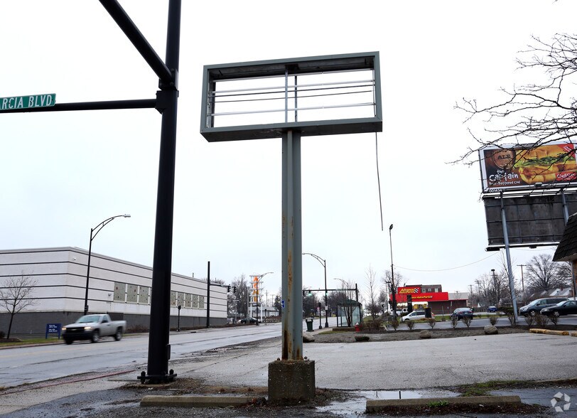 More Photos Of 2131 State Rd, Cuyahoga Falls Freestanding For Lease