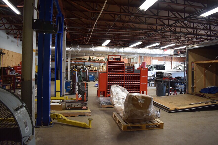 More Photos Of 1039 N Loop 12 Blvd, Irving Light Manufacturing For Sale