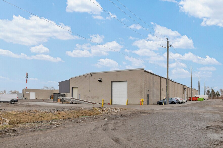 More Photos Of 4790 North Service Rd E, Windsor Distribution For Lease