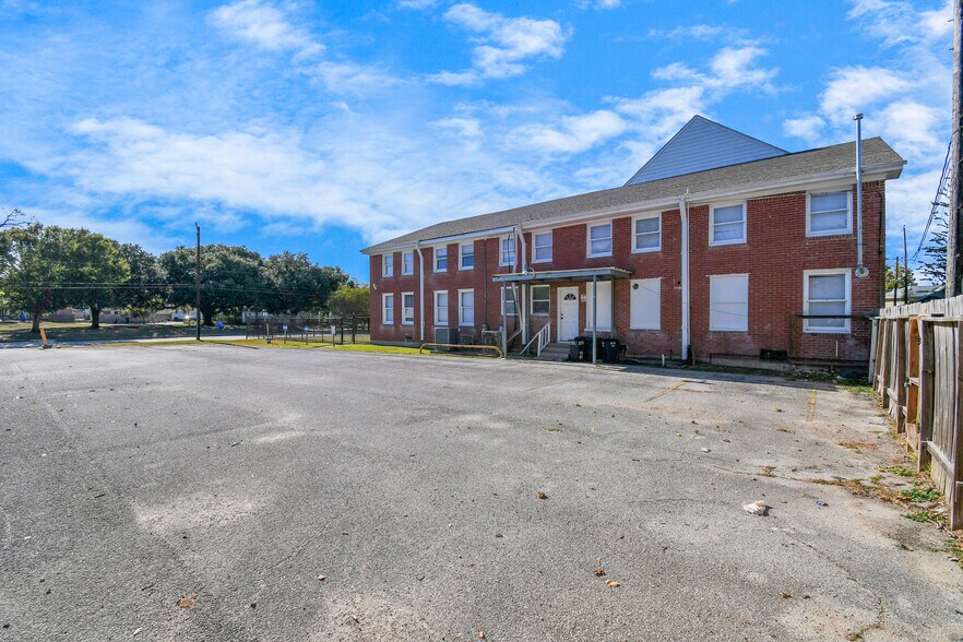 More Photos Of 2728 Kentucky St, Baytown Religious Facility For Sale
