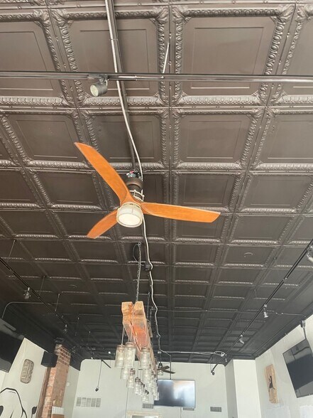 More Photos Of 3666-3672 Erie Ave, Cincinnati Restaurant For Lease