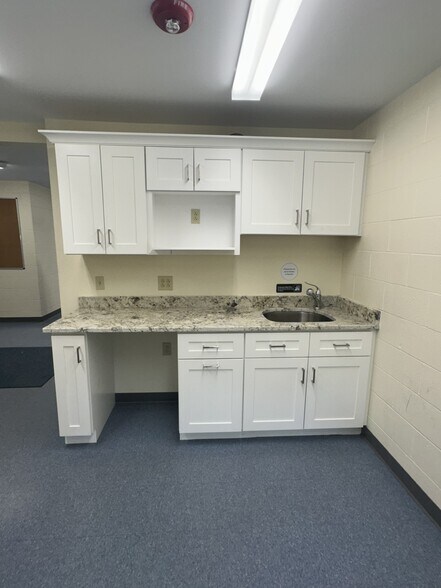 More Photos Of 7 Kane Industrial Dr, Hudson Flex For Lease