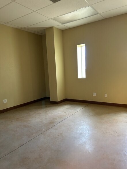 More Photos Of 1658 County Road 412, Glen Rose Warehouse For Lease