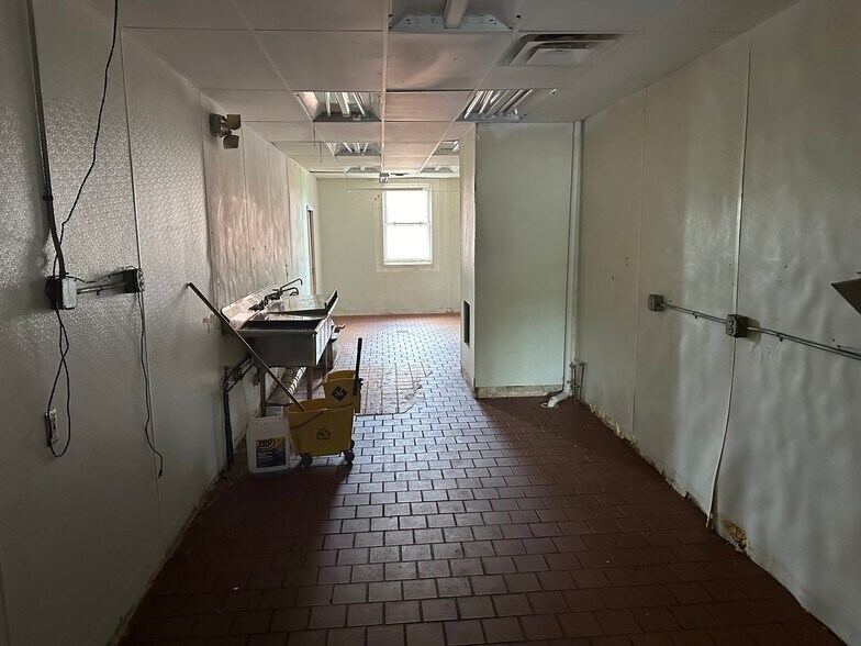 More Photos Of 9 E Main St, Buford Storefront For Lease