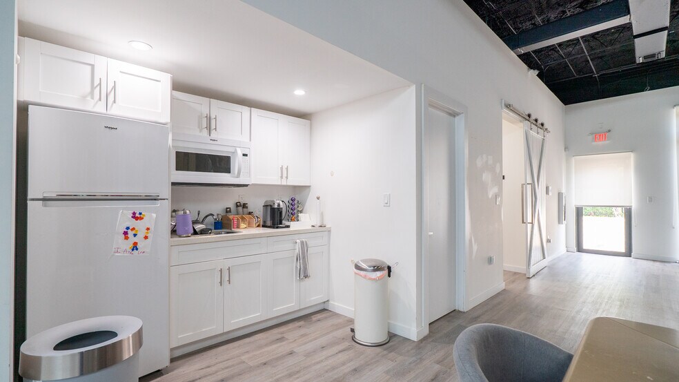 More Photos Of 326 NE 61st St, Miami Storefront Retail Office For Lease